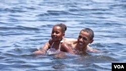 El primer mandatario estadounidense, Barack Obama y su hija Sasha se bañaron en las aguas del Golfo y luego, junto a la primera dama pasearon en bote.
