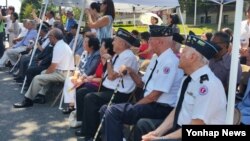 19일 미국 뉴저지주 버겐카운티 '위안부' 기림비 제막식에 모인 카운티 관계자와 한인회 인사, 미군 6·25 참전용사들.