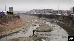 نمای از آبهای آلوده در دریای کابل