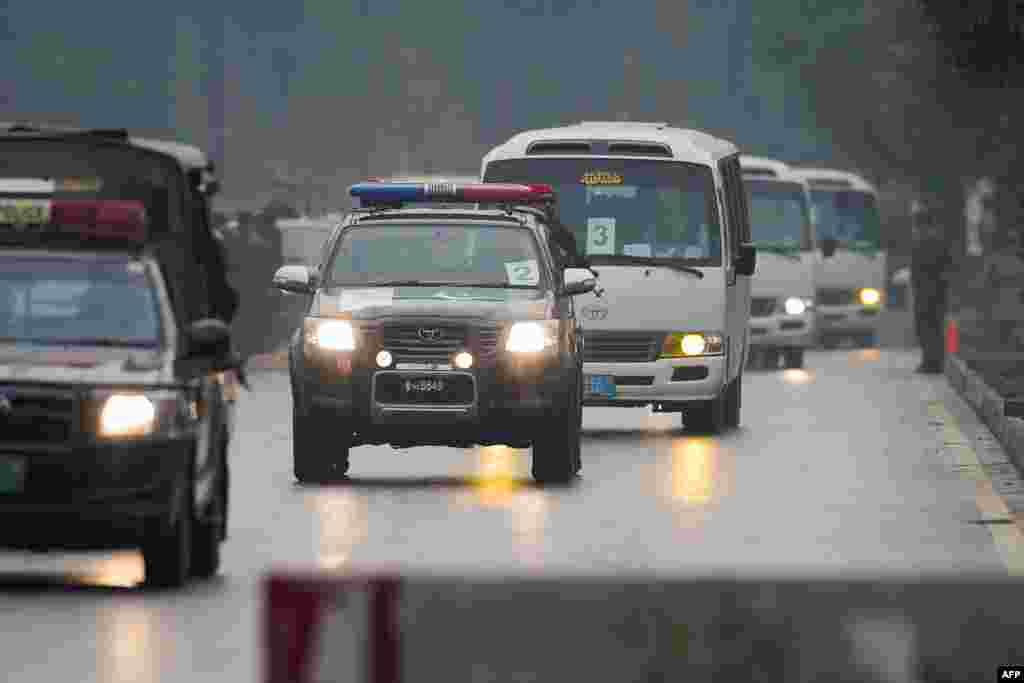 میچ کے آغاز سے پہلے دونوں ٹیموں کو سخت سیکیورٹی میں اسٹیڈیم لایا گیا۔ 