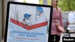 Sebuah iklan layanan tes antibodi virus corona (Covid-19) di luar sebuah apotek di London, Inggris, 29 Juni 2020. (Foto: Reuters)