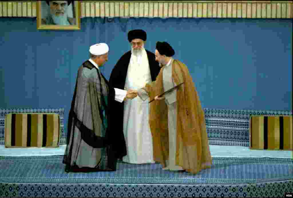 سید محمد خاتمی با پیروزی در انتخابات دوم خرداد ١٣٧٦، رئیس دولت هفتم جمهوری اسلامی ایران شد. آیت الله خامنه‌ای حکم او را در ١٢ مرداد همان سال تنفیذ کرد.