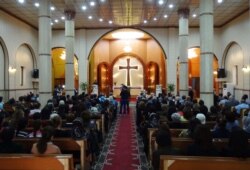 Misa di gereja St. Joseph Chaldean di Kirkuk, Irak, pada hari pembukaan kembali gereja tersebut, 31 Oktober 2014. (AFP)