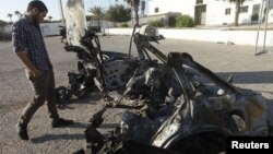 利比亞首都的黎波里星期日發生的其中一宗汽車炸彈爆炸現場