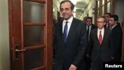 Thủ tướng Hy Lạp Antonis Samaras đến dự phiên họp nội các đầu tiên tại trụ sở quốc hội ở Athens