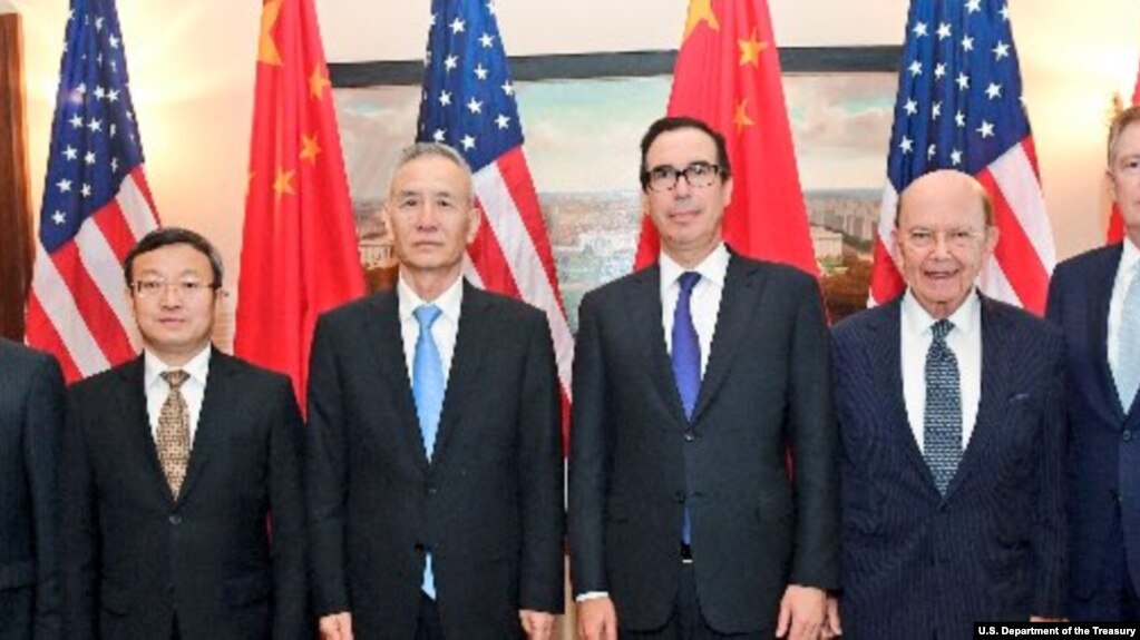 美国高官和中国贸易代表团成员在华盛顿合影,右起:美国贸易代表罗伯特·莱特希泽,美国商务部长威尔伯·罗斯,美国财政部长史蒂文·姆努钦,中国副总理刘鹤(2018年5月17日, 姆努钦推特图片)。