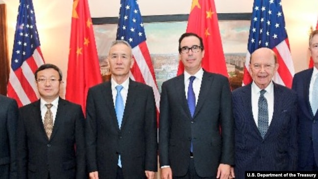 美国高官和中国贸易代表团成员在华盛顿合影，右起：美国贸易代表罗伯特·莱特希泽，美国商务部长威尔伯·罗斯，美国财政部长史蒂文·姆努钦，中国副总理刘鹤（2018年5月17日, 姆努钦推特图片）。