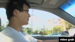 邱佳明幾經周折才買了第一輛車