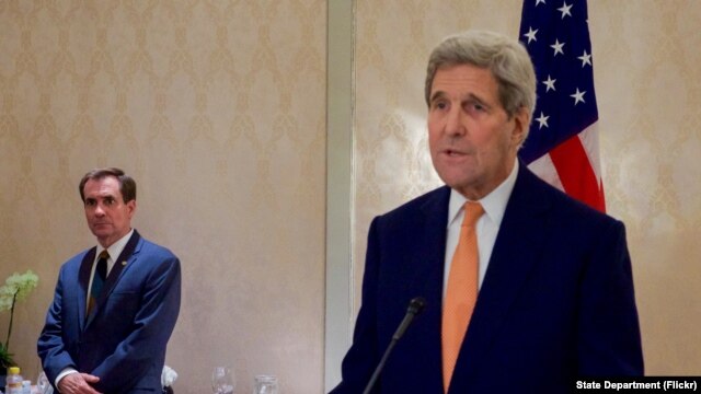 El secretario de Estado de EE.UU. John Kerry, hablando con reporteros en Viena, este viernes 23 de octubre de 2015. Al fondo, el vocero del Dpto. de Estado, John Kirby.