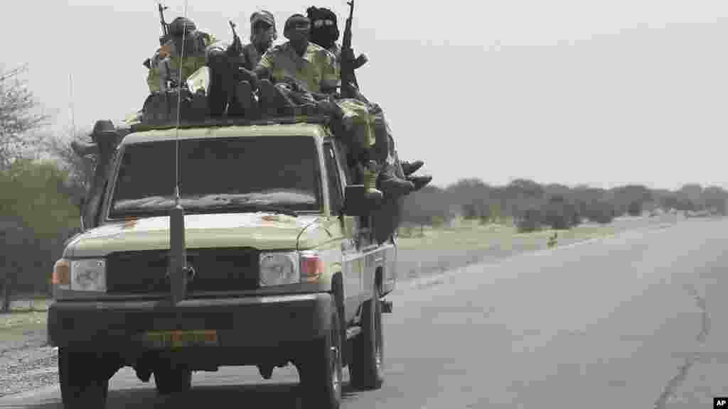 Les troupes chadiennes patrouillent en direction du lac Tchad près de Bashoum, Tchad, vendredi 6 mars 2015.