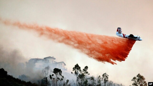 Aviones ayudan en las labores de los bomberos lanzando químicos para controlar el fuego