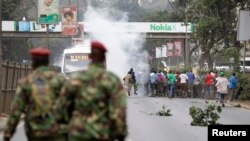 Wafuasi wa muungano wa CORD nchini Kenya wakikimbia baada ya polisi wa kutuliza ghasia mjini Nairobi, Julai 7, 2014.
