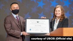Giám đốc USCIS Jaddou trao bằng "Người Mỹ xuất sắc" cho Thiếu tướng hồi hưu Lương Xuân Việt, 9/11/2021.