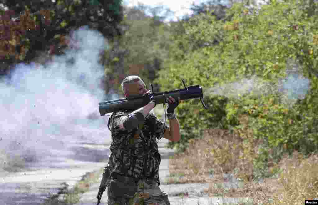 An Ukranian soldier from the volunteer battalion Shakhtarsk attends a training session outside of Mariupol, Sept. 15, 2014.