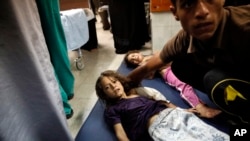 BM okuluna düzenlenen İsrail saldırısında yaralanan Filistinli çocuklar