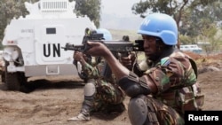 Dua anggota pasukan perdamaian PBB asal Tanzania melakukan latihan di luar kota Goma, Republik Demokratik Kongo (foto: dok). 