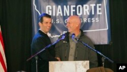 El republicano Greg Gianforte (derecha) recibe a Donald Trump Jr. durante un evento político el 11 de mayo. Ha sido acusado de golpear a un reportero.