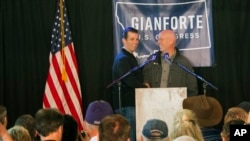 Le républicain Greg Gianforte (à droite) accueillant Donald Trump Jr., East Helena, Montana., le 11 mai 2017.