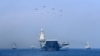 中国海军的战舰和战机参加南中国海的军事表演。（2018年4月12日）