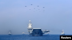 中国海军的战舰和战机参加南中国海的军事表演。（2018年4月12日）