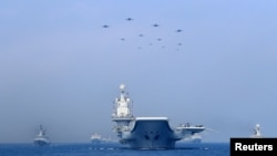 Tư liệu- Tàu chiến và máy bay chiến đấu của Hải quân QDGPND Trung Quốc (PLA) tham gia một cuộc diễn tập ở Biển Đông ngày 12/4/2019.