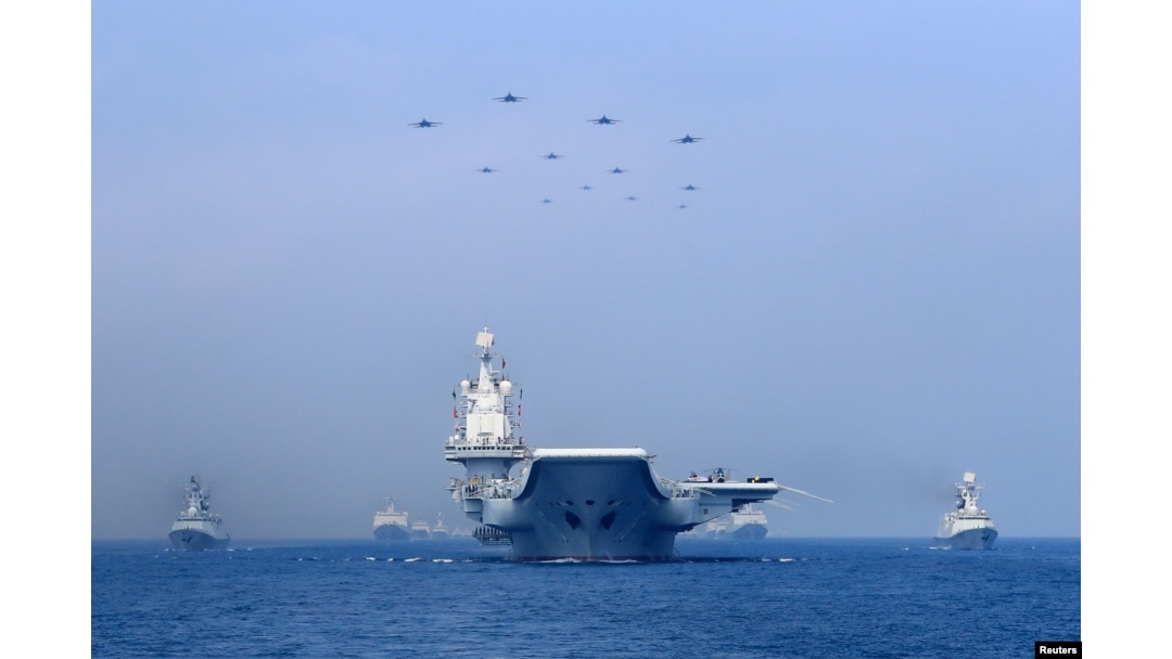 Kapal perang dan jet tempur Angkatan Laut Tentara Pembebasan Rakyat China (PLA) ikut serta dalam peragaan militer di Laut Cina Selatan, 12 April 2018. (Foto: dok)