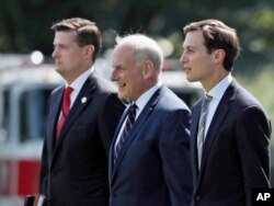 De izquierda a derecha: El exsecretario de personal de la Casa Blanca, Rob Porter, el exjefe de despacho de la Casa Blanca, John Kelly, y el asesor principal de la Casa Blanca, Jared Kushner, caminan hasta el helicóptero presidencial Marine One en el jardín sur de la Casa Blanca en Washington, el 4 de agosto de 2017.