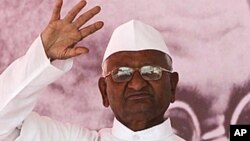 ທ່ານ Anna Hazare ນັກເຄື່ອນໄຫວຕ້ານການສໍ້ລາດບັງຫລວງ ໂບກມືໃສ່ ພວກປະທ້ວງ ຢູ່ນະຄອນ ມູມບາຍໃນ ເດືອນ ທັນວາ 2011