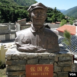 懋功两河口纪念馆红军领袖雕塑有“叛徒”张国焘。(美国之音张楠拍摄)