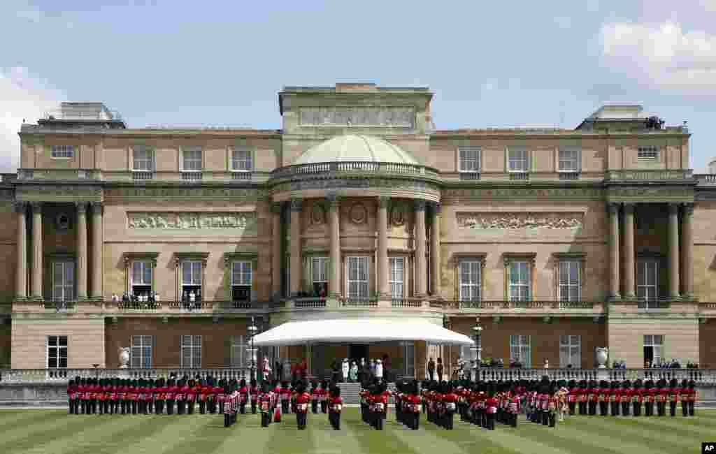 U.S. President Donald Trump and First Lady Melania Trump attend a welcome ceremony with Britain&#39;s Queen Elizabeth, Prince Charles and Camilla, Duchess of Cornwall, at Buckingham Palace, June 3, 2019.