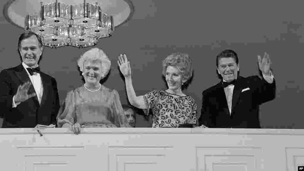Président élu Ronald Reagan, son épouse Nancy, le vice-président élu George HW Bush et sa femme Barbara saluent de la main depuis le balcon au Kennedy Center à Washington où ils ont assisté à un concert, dimanche 19 janvier 1981.