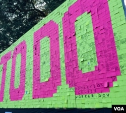 In this exhibit at the White House SXSL festival, people used sticky notes to share how they planned to make a positive contribution to their communities. (M. Salinas/VOA)