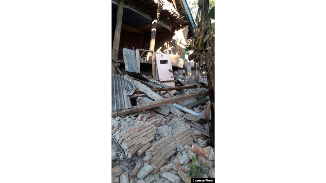 Rumah warga yang rusak setelah gempa 6,4 SR mengguncang Lombok, Bali, dan Sumbawa, Minggu pagi, 29 Juli 2018. (Foto: Humas BNPB)