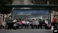 북한 평양 시내에서 출근길 주민들이 무궤도 전차를 기다리고 있다. (자료사진)