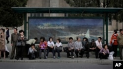 3일 북한 평양 시내에서 출근길 주민들이 무궤도 전차를 기다리고 있다. (자료사진)