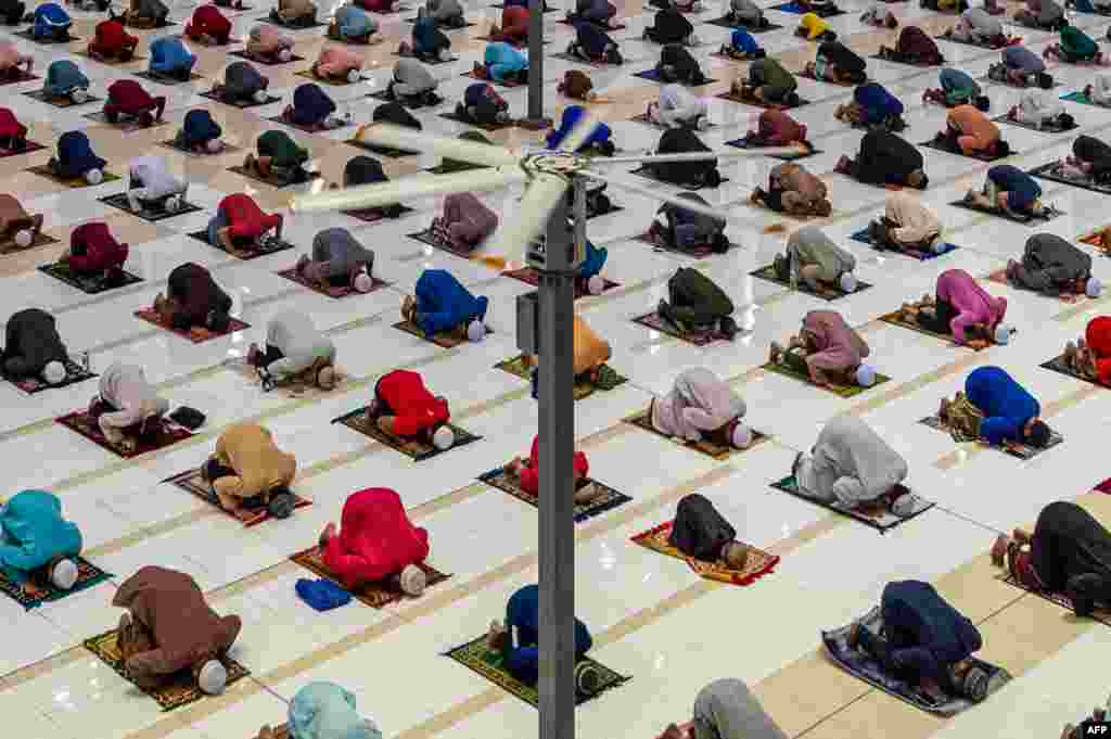 برگزاری نماز تراویح با رعایت فاصلهٔ فزیکی در مالیزیا
