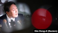 Yoon Suk-yeol, calon presiden 2022 mendatang dari oposisi utama Partai Kekuatan Rakyat (PPP) Korea Selatan, berbicara selama konferensi pers di Seoul, Korea Selatan, 12 November 2021. (Foto: REUTERS/Kim Hong-Ji)