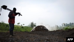 Un homme dans les collines du territoire de Masisi près de Kitchanga dans la province du Nord Kivu, RDC, 16 juillet2012.