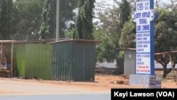 Enseigne CHR Lomé Commune, centre de prise en charge des personnes atteintes de Covid-19 à Lomé, 8 mai 2020. (VOA/Kayi Lawson) 