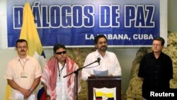 Ivan Márquez, líder de las FARC hizo el anuncio acompañado por los también negociadores de la guerrilla Pablo Catatumbo, derecha, Jesus Santrich y Yuri Camargo.