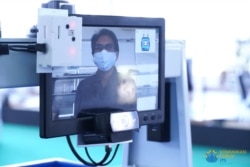 Pasien nantinya dapat berkomunikasi dengan petugas di luar ruangan High Care Unit (HCU) melalui Robot Medical Assistant ITS-Airlangga. (Foto: Humas ITS)