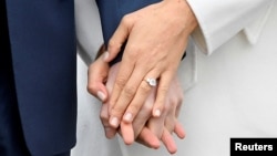 Chiếc nhẫn đính hôn được diễn viên Meghan Markle đeo khi buổi chụp ảnh ở Điện Kensington, London, ngày 27/11/2017.