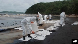 An oil spill has reached a popular tourist island despite efforts to clean it up.