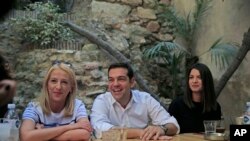 អតីត​នាយករដ្ឋមន្រ្តី​ក្រិកលោក Alexis Tsipras ជួប​ជាមួយ​នឹង​យុវជន​នៅ​ហាងកាហ្វេ​មួយ​នៅ​ក្រុង​អាថែន នៅ​មុន​ការ​បោះឆ្នោត​ ដែល​ធ្វើ​ឡើង​នៅ​ថ្ងៃ​ទី២០ ខែ​កញ្ញា ឆ្នាំ​២០១៥។