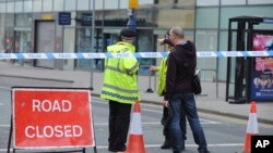 Polisi memblokir jalan di sekitar Manchester Arena di Manchester tengah, Inggris, 23 Mei 2017. setelah serangan bom menghantam konser Ariana Grande di Manchester Arena
