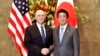 Phó Tổng thống Mỹ Mike Pence (trái) và Thủ tướng Nhật Bản Shinzo Abe trước cuộc họp tại dinh thủ tướng ở Tokyo ngày 7/2/2018.