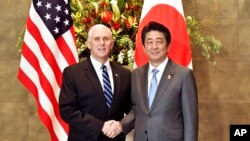 Wakil Presiden Amerika Serikat Mike Pence kiri) dan PM Jepang Shinzo Abe setibanya di rumah kediaman PM Jepang di Tokyo, 7 Februari 2018.