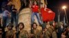 Militares turcos dizem ter tomado o poder, primeiro-ministro promete repelir golpe