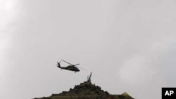فائل. ایک نیٹو ہیلی کاپٹر افغانستان میں ایک آپریشن کے دوران۔