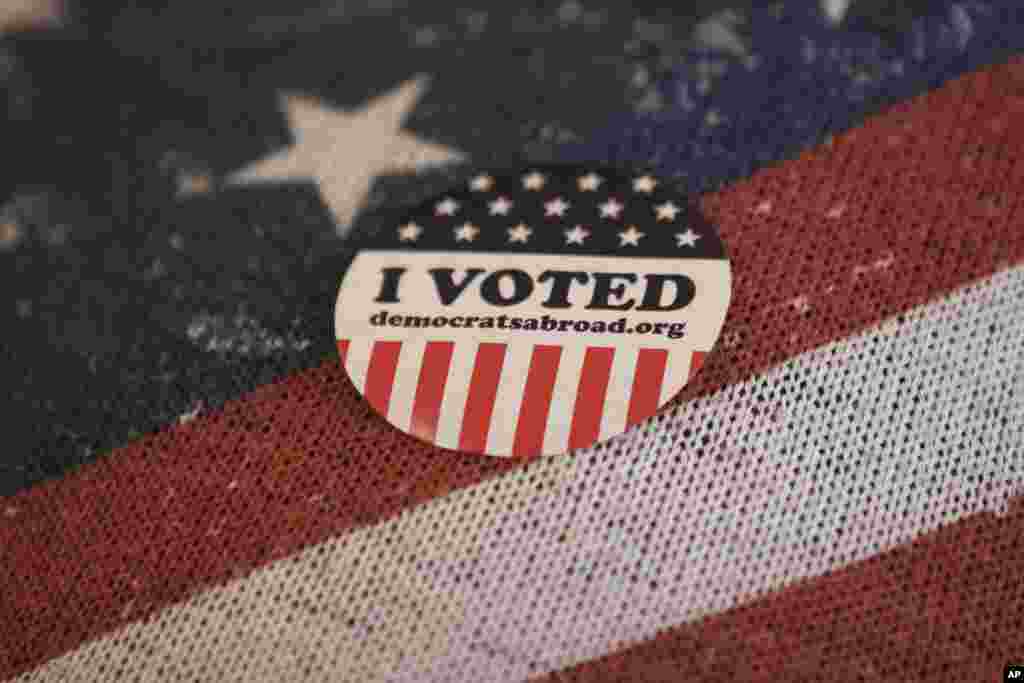 شهروندانی که در آمریکا رای می&zwnj;دهند معمولا از شعبه رای برچسب&zwnj;هایی با مضمون &laquo;رای دادم&raquo; دریافت می&zwnj;کنند که روی لباس&zwnj;شان می&zwnj;چسبانند. 